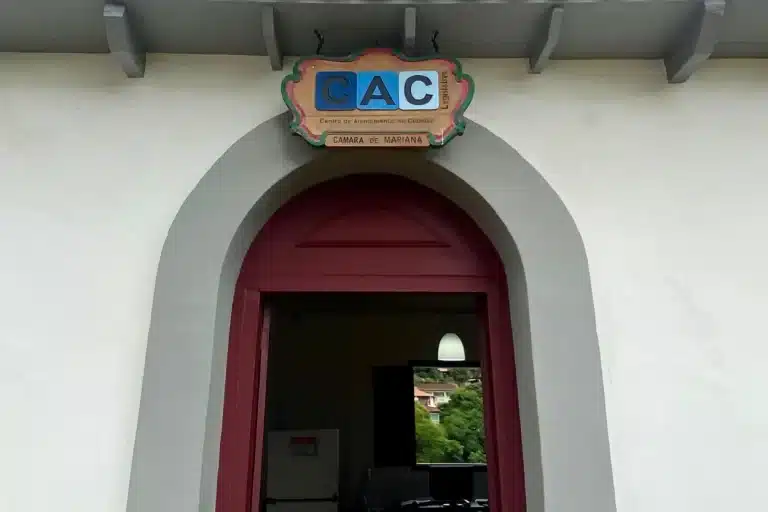 Entrada do Centro de Atenção ao Cidadão (CAC), onde é emitida a Carteira de Identificação Nacional, em Mariana