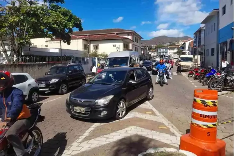 A montagem dos palcos já está acontecendo nas praças, o que exigiu a interdição da Praça Tancredo Neves e alterações do trânsito.