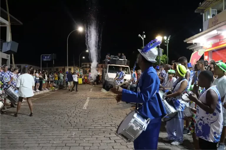 O ponto alto da noite da segunda-feira de carnaval foi o desfile das escolas de samba mirins