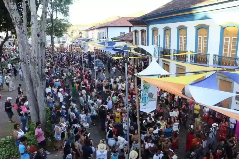 Participando da Banda dos Farrapos, foliões e foliãs ocuparam toda a parte baixa da Praça Gomes Freire (Jardim) e boa parte da Rua Frei Durão – Foto: Luiz Loureiro/Agência Primaz