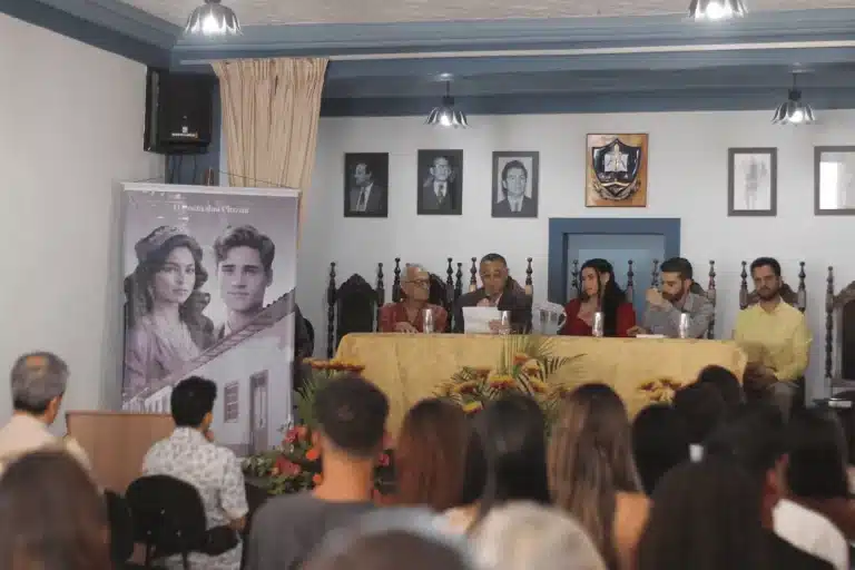 Autoridades também participaram do evento de lançamento do livro.