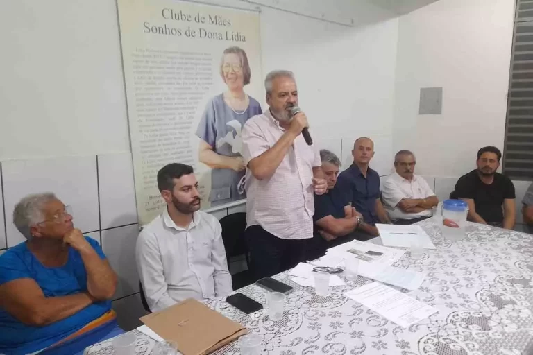 Celso Cota compareceu à reunião com a Associação de Moradores do Barro Preto acompanhado do vice-prefeito Cristiano Vilas Boas (PT), secretários e vereadores