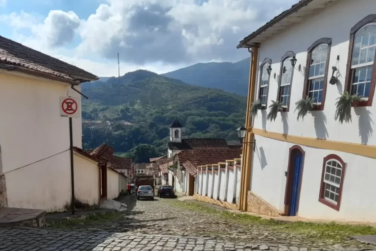 Esquina da ruas Mercês e Dom Silvério