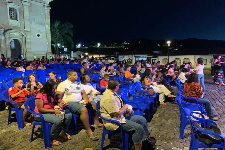 Moradores assistindo ao primeiro capítulo da novela “No Rancho Fundo”