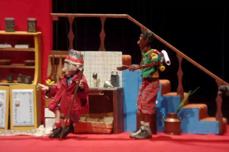 Bonecos do primeiro espetáculo da companhia teatro Navegante de Marionetes ficaram em exposição no Cine Teatro, no último sábado (27)