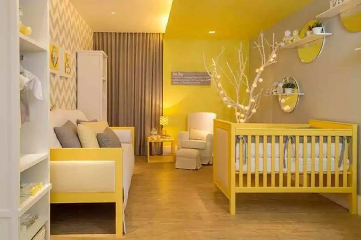 Quarto de criança, com decoração em amarelo, em homenagem ao sol