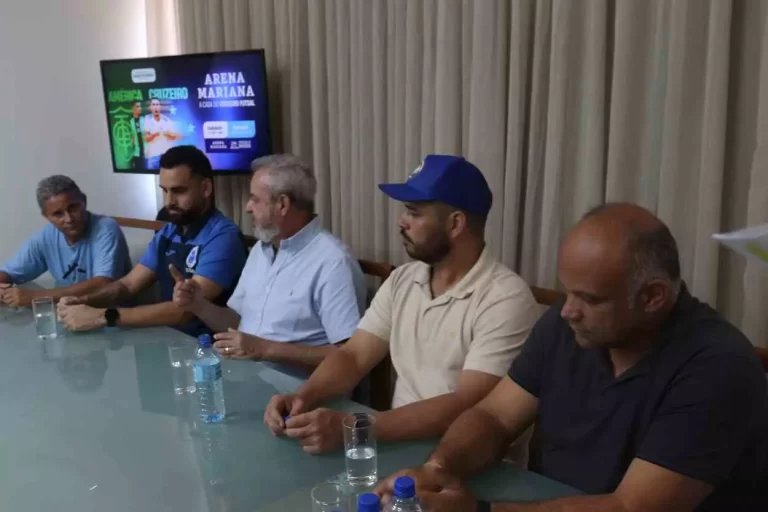 Da esquerda para a direita, Aloísio Caburé, Lucas Motta, Celso Cota, Gustavo Gomides e Danilo Brito, compondo a mesa da coletiva de imprensa sobre a estreia do futsal em Mariana