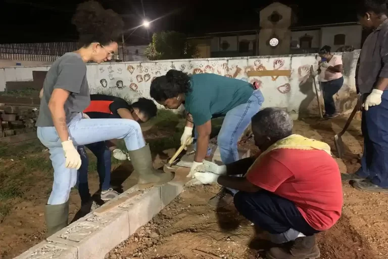 Alunas do curso de pedreiras colocam “a mão na massa”