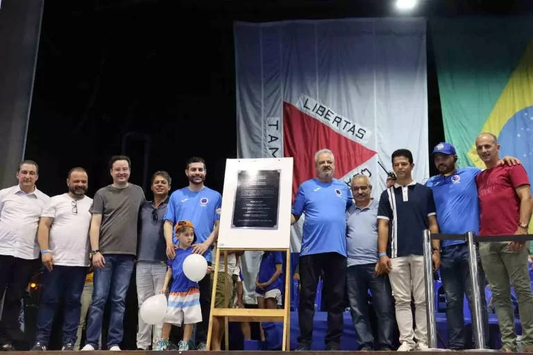 Autoridades presentes ao evento, junto à placa comemorativa finalização da reforma da Arena Mariana