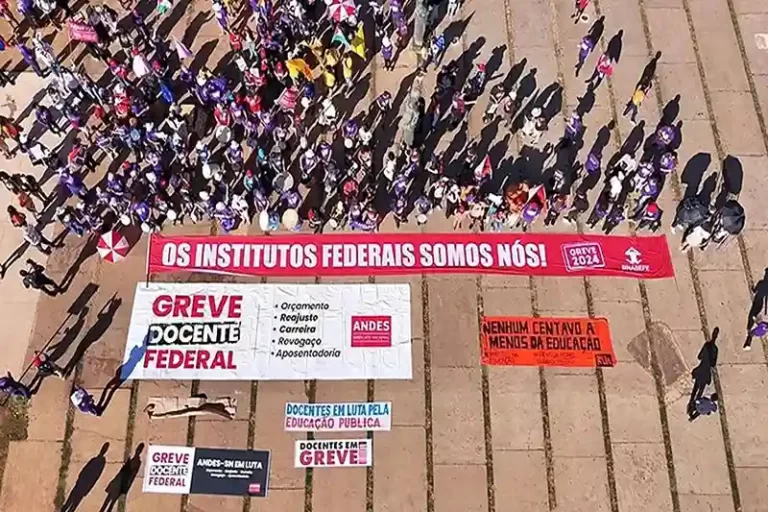 Manifestantes foram até Brasília para acompanhar a reunião do dia 14 de junho entre os Comandos Nacionais de Greve (CNG), diretorias do ANDES-SN, Sinasefe, Fasubra e representantes do Governo Federa