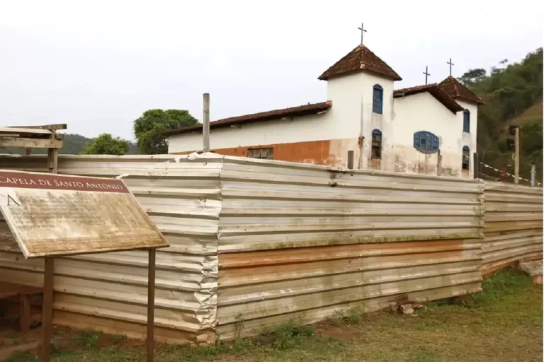 Mesmo fortemente atingida pela lama da barragem de Fundão, a Capela de Paracatu de Baixo, dedicada a Santo Antônio, resistiu à tragédia e permanece como local de interação e de realização de festividades religiosas