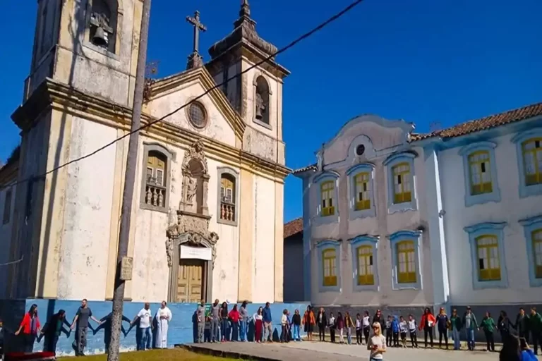 O evento que deu início às obras de restauração contou com a presença de vários fiéis.