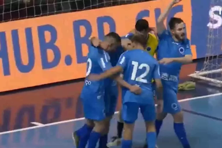 Gol de empate do Cruzeiro, marcado por Tanque (encoberto na comemoração), aconteceu aos 12 minutos do segundo tempo, mas não foi suficiente para levas a equipe às quartas de final