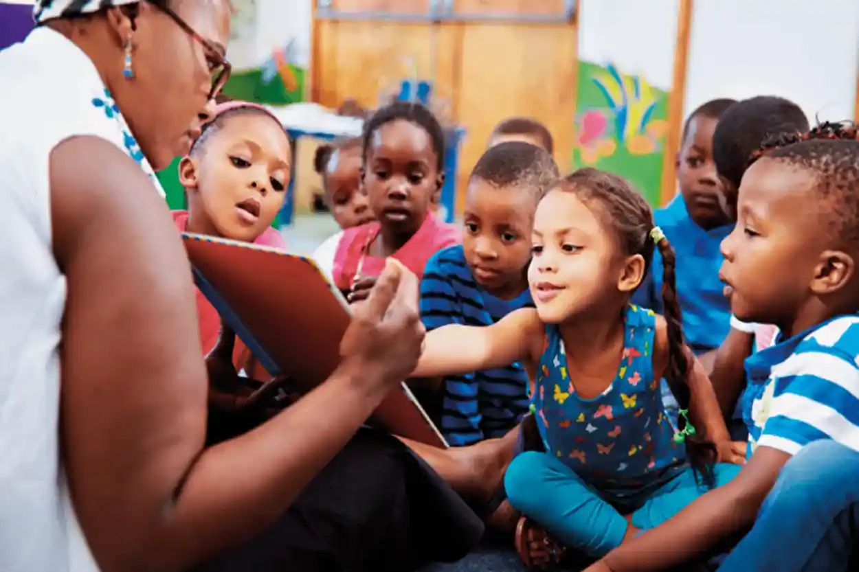 A lei nacional que dispõe sobre a obrigatoriedade do ensino de história e cultura afro-brasileira e indígena é de 2008