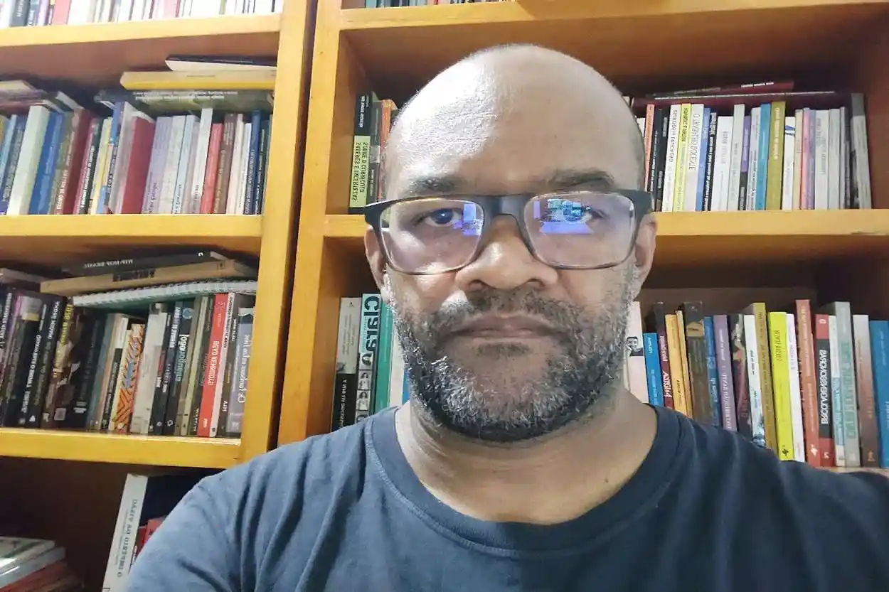 Professor do DEHIS da UFOP, Luciano Magela Roza, atua na linha de pesquisa da história e da cultura afro-brasileira