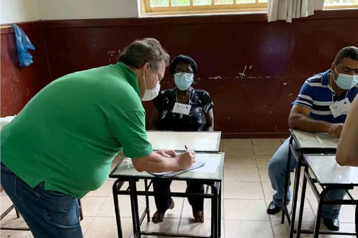 Roberto Rodrigues votando na eleição de 2020