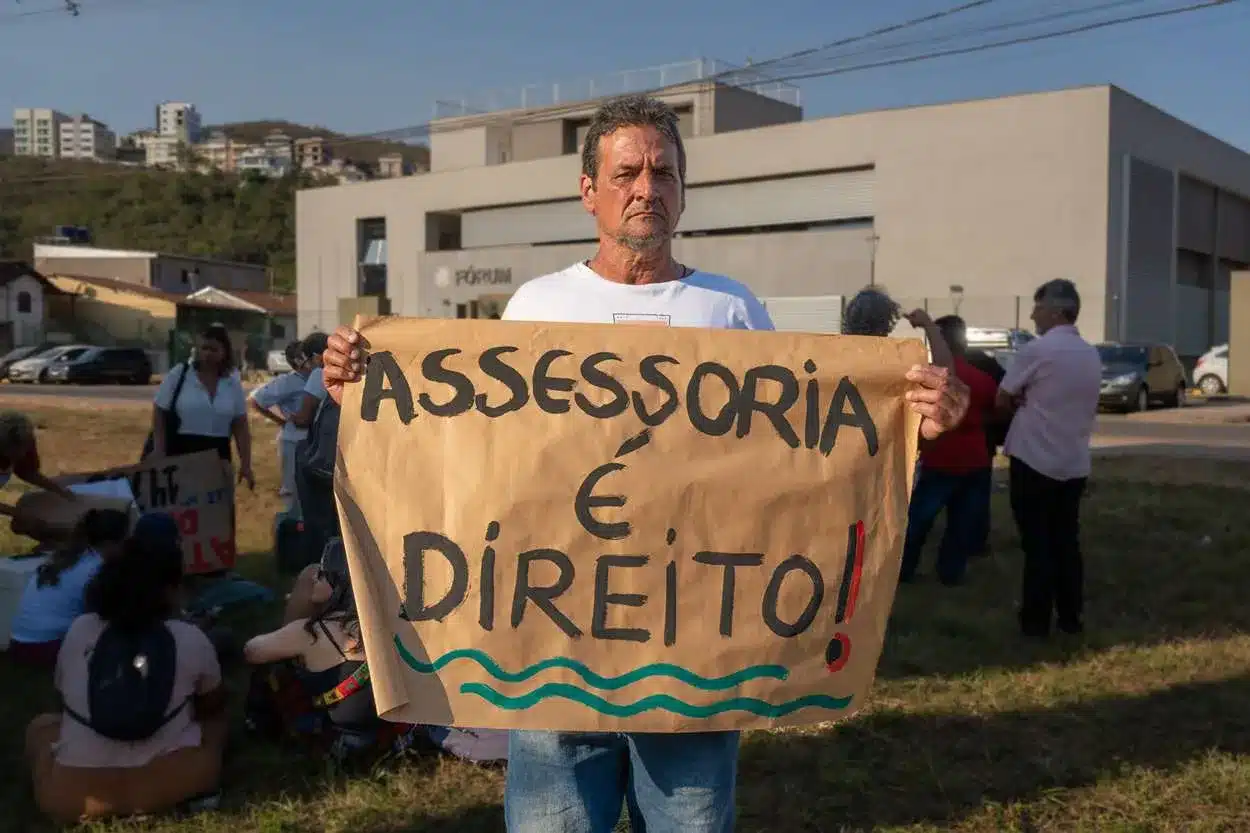 Marino D’Angelo Júnior, morador atingido de Paracatu de Cima, protesta em frente ao Fórum de Mariana, pedindo a manutenção da ATI