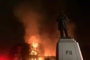 O incêndio do Museu Nacionalé utilizado por Alexandre Amorim como ponto de partida para a crônica "Chorar sobre o leite derramado"