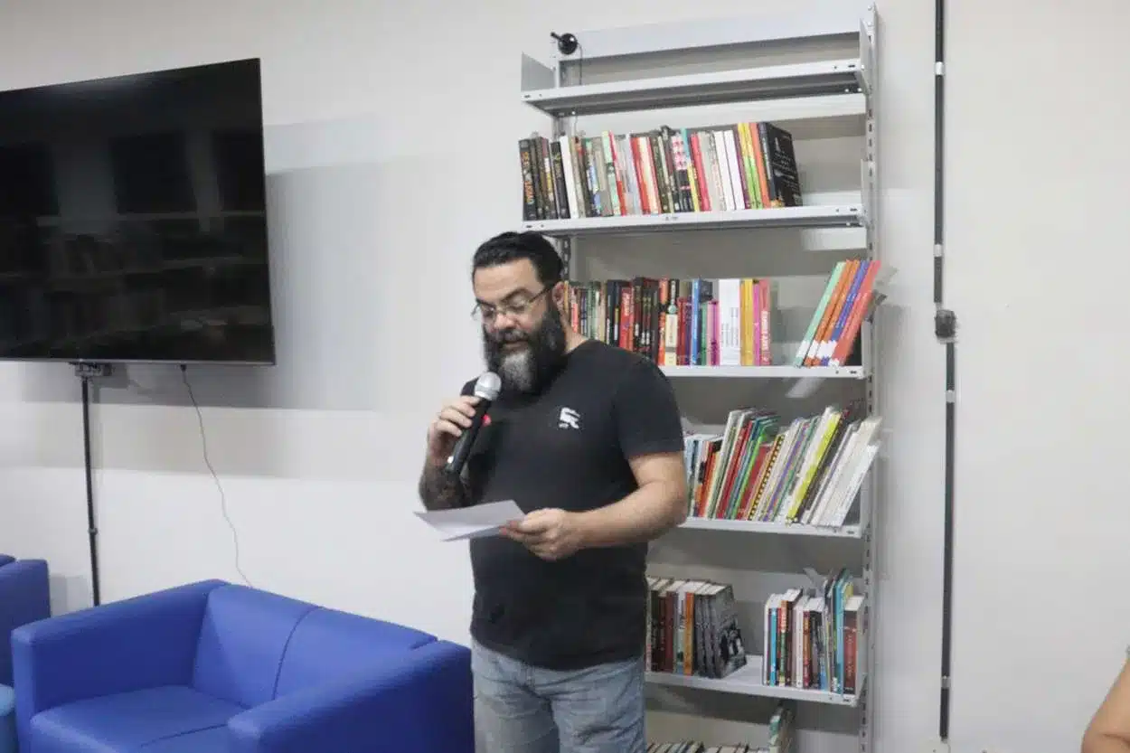 O bibliotecário, Alexandre Soares, durante a Semana de Incentivo à Literatura de 2024