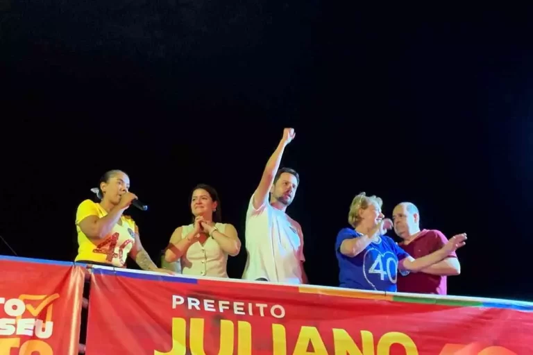 Ao lado de Sônia Azzi, Juliano Duarte comemora a vitória na eleição