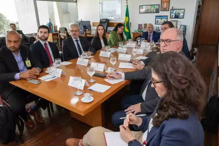 À esquerda da foto, Leonardo Andrade, Cristiano Vilas Boas e Celso Cota, em reunião sobre o acordo de repactuação, em Brasília