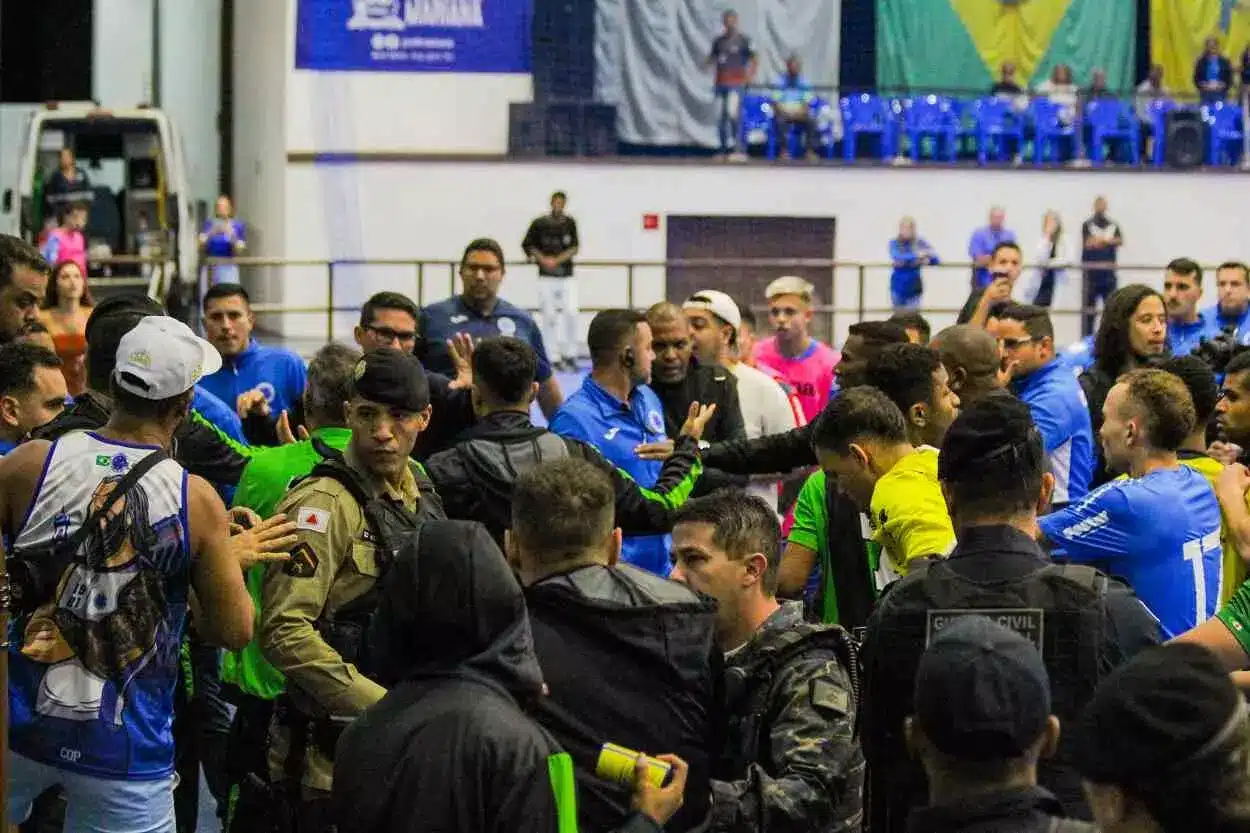 A partida do primeiro turno entre Cruzeiro e América foi marcada por confusão envolvendo dirigentes e atletas das duas equipes