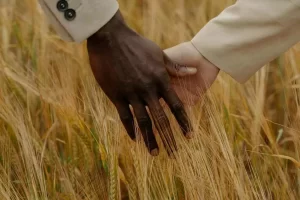 Mãos entrelaçadas como símbolo do amor