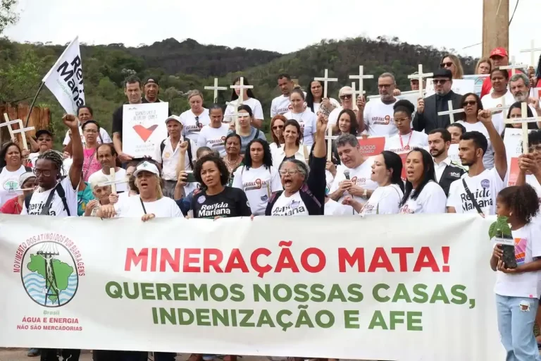 Movimentos dos atingidos, autoridades e assessorias técnicas marcaram presença na manifestação no antigo distrito de Bento Rodrigues.