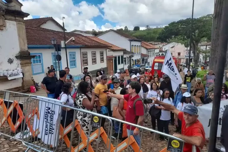 Grades e seguranças impediram que cerca de 50 manifestantes se aproximassem da Praça Minas Gerais, local do evento promovido pelo Governo de Minas