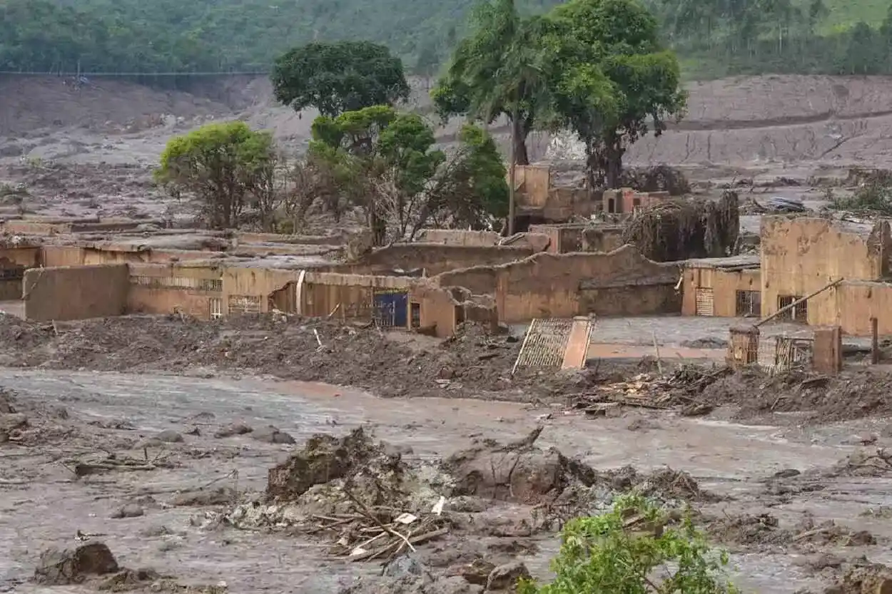 distrito de Bento Rodrigues devastado pela lama da barragem da Samarco