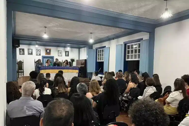 Além da autora e colunista, a mesa do evento foi composta pelos acadêmicos Saulo Camêllo e Magna Campos e pelo editor-chefe da Agência Primaz