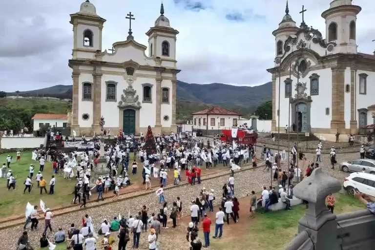 Ato final das manifestações por justiça ocorreu na Praça Minas Gerais, com toque de sinos no horário aproximado ao do rompimento da barragem de Fundão, 9 anos atrás