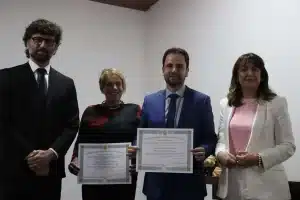 A juíza Cirlaine Maria Guimarães e o Dr. Bernardo Campomizzi Machado entregaram os diplomas para os candidatos eleitos em Diogo de Vasconcelos e Mariana