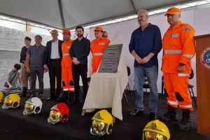 Prefeito Celso Cota, representantes das forças de segurança e outras autoridades, no descerramento de uma das placas comemorativas da inauguração da sede do Corpo de Bombeiros Militar em Mariana