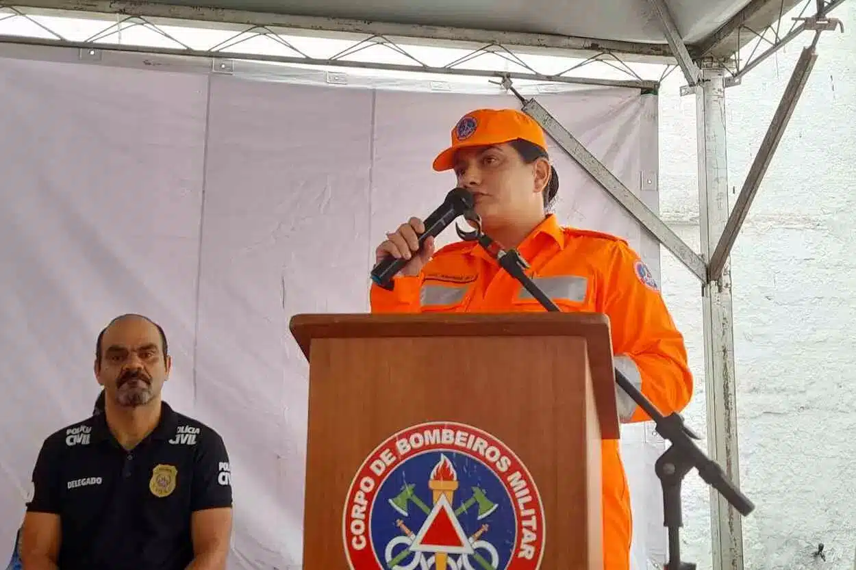 Natural de Formiga (MG), a Coronel Amanda é a primeira mulher a ocupar o posto de Comandante Operacional do Corpo de Bombeiros Militar de Minas Gerais