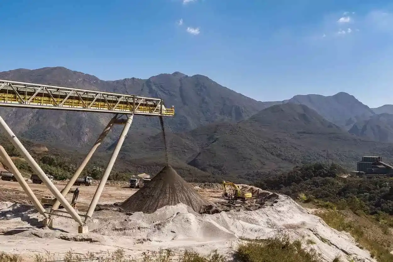 Os rejeitos de minério agora passam a ser depositados em pilhas de material filtrado, eliminando o uso de barragens de contenção pela Samarco