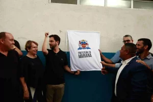 Prefeito Juliano Duarte e autoridades descerram a placa de inauguração da estação elevatória