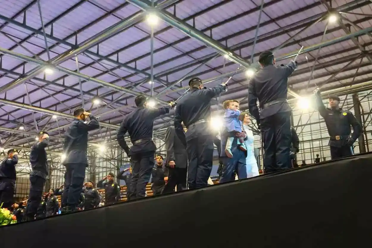 Na Arena Mariana, Juliano Duarte e Sônia Azzi, acompanhados pelos cônjuges, sobem a rampa, passando pela Guarda de Honra da Guarda Civil Municipal de Mariana