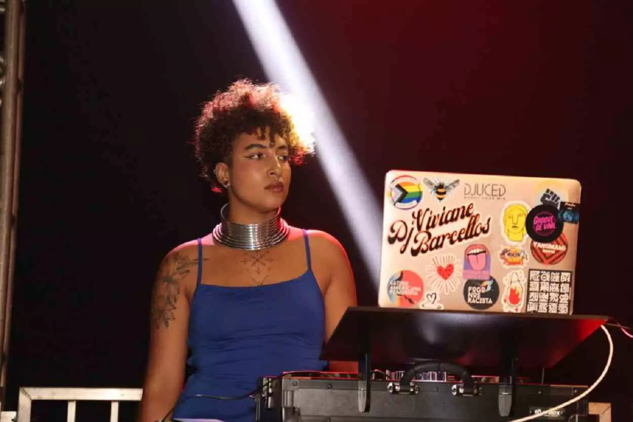 Uma das principais características da DJ Viviane Barcellos é a profundidade das pesquisas feitas para a seleção de ritmos e músicas representativas das temáticas abordadas nos eventos nos quais se apresenta, como foi o caso da festa sobre cultura africana