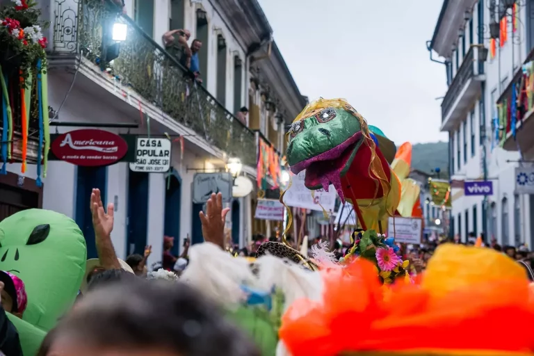 A imagem tem a função de ilustrar a chegada do carnaval