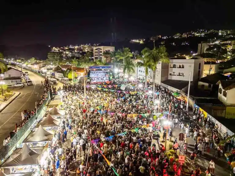 A foto ilustra a festa dde carnaval de 2025 em Itabirito