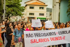 A imagem mostra como foi o protesto dos servidores municipais nesta manhã, em Mariana