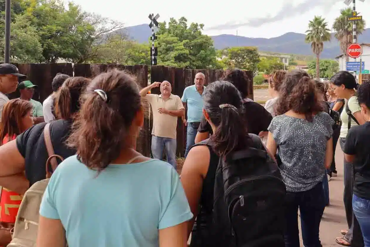 A imagem mostra o Presidente do Sindicato SINDSERV discursando para servidores