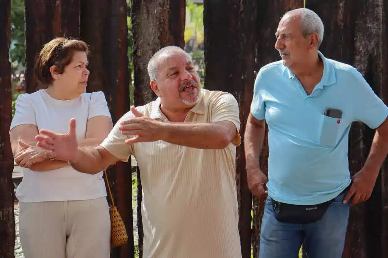 A imagem mostra o Presidente do Sindicato SINDSERV discursando para servidores