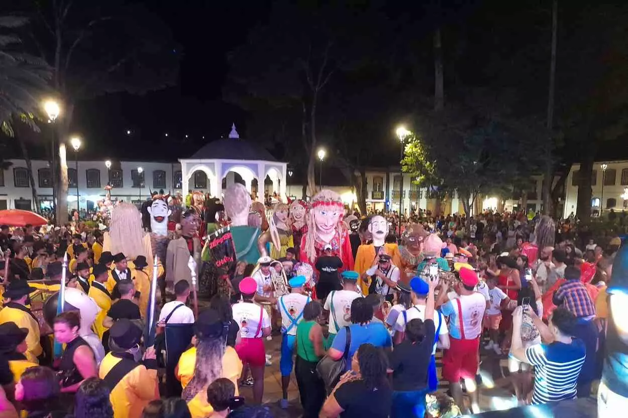 Encontro de tradições no Jardim, em Mariana, reúne Zé Pereira da Chácara e Zé Pereira dos Lacaios na abertura do Carnaval 2025