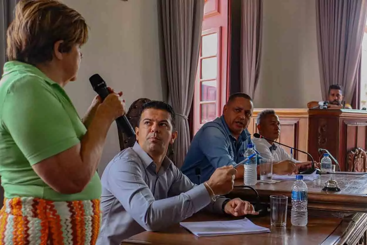 Beth Cota, professora municipal aposentada e ex-vereadora, foi convidada a se manifestar no plenário da Câmara