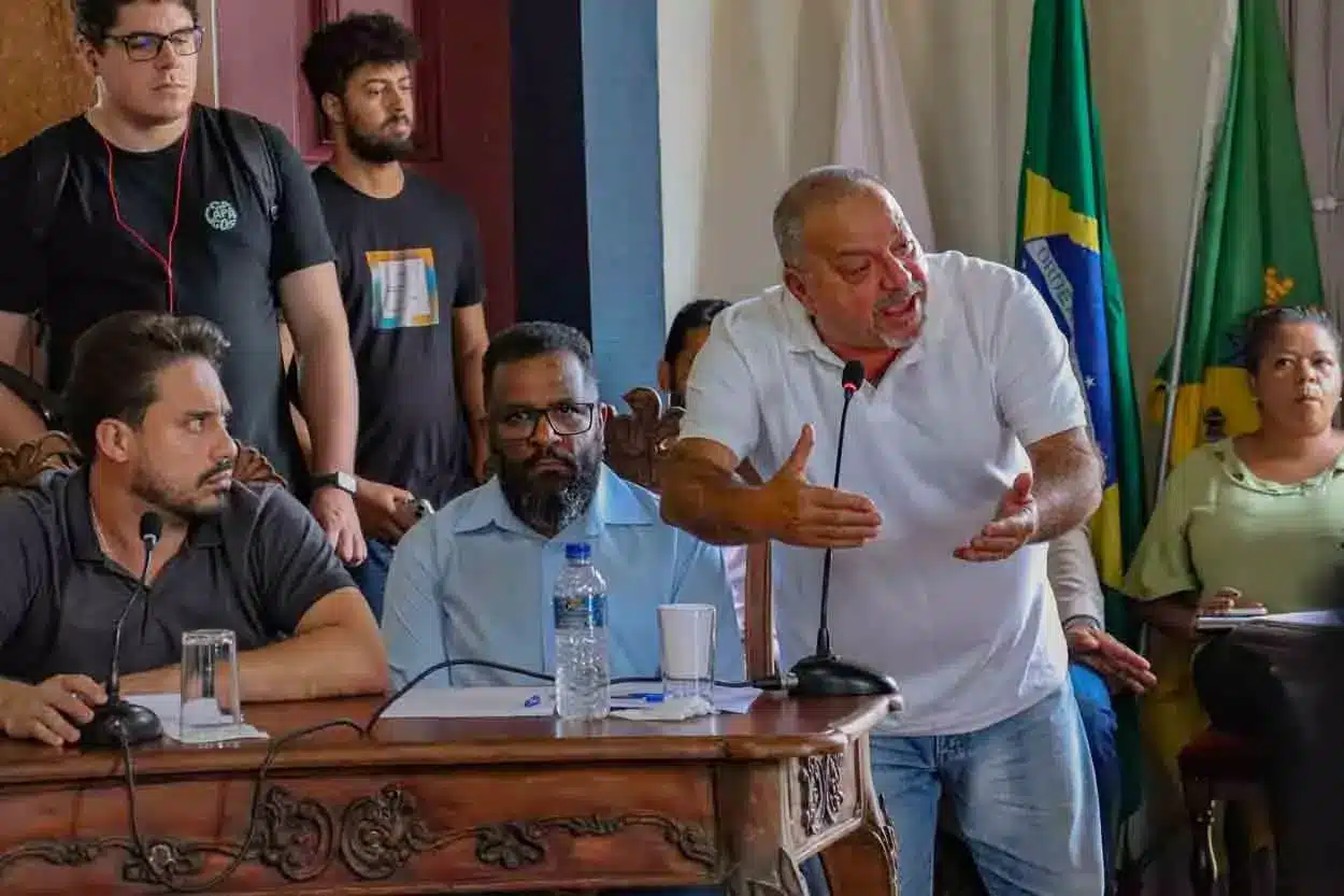 Chico Veterinário, presidente do Sindserv, defendeu a retirada de pauta dos dois projetos de concessão de reajuste dos servidores municipais em análise na reunião extraordinária