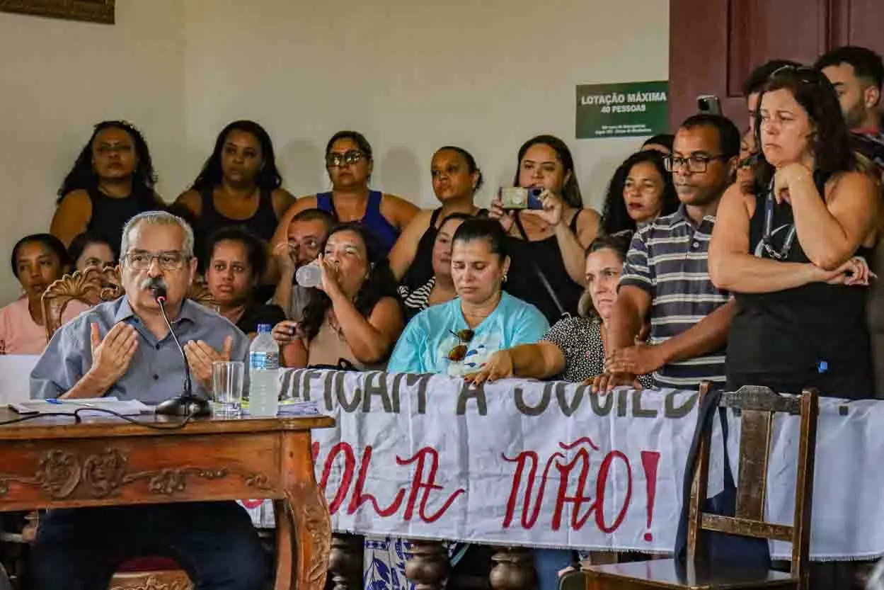 Servidores municipais portaram faixas, cartazes e até apitos, utilizando também palavras de ordem e vaias durante a reunião – Foto: Lui Pereira/Agência Primaz