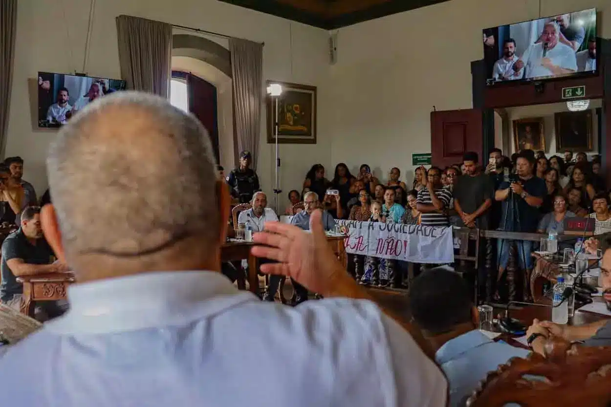 Chico Veterinário, presidente do sindicado, faz manifestação no plenário da Câmara, ocupado por grande número de servidores municipais