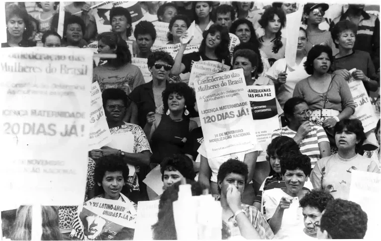 Mulheres cantam palavras de ordem e exigem o cumprimento da lei de licença maternidade nas escadarias do Prédio da Gazeta, em São Paulo, 1988